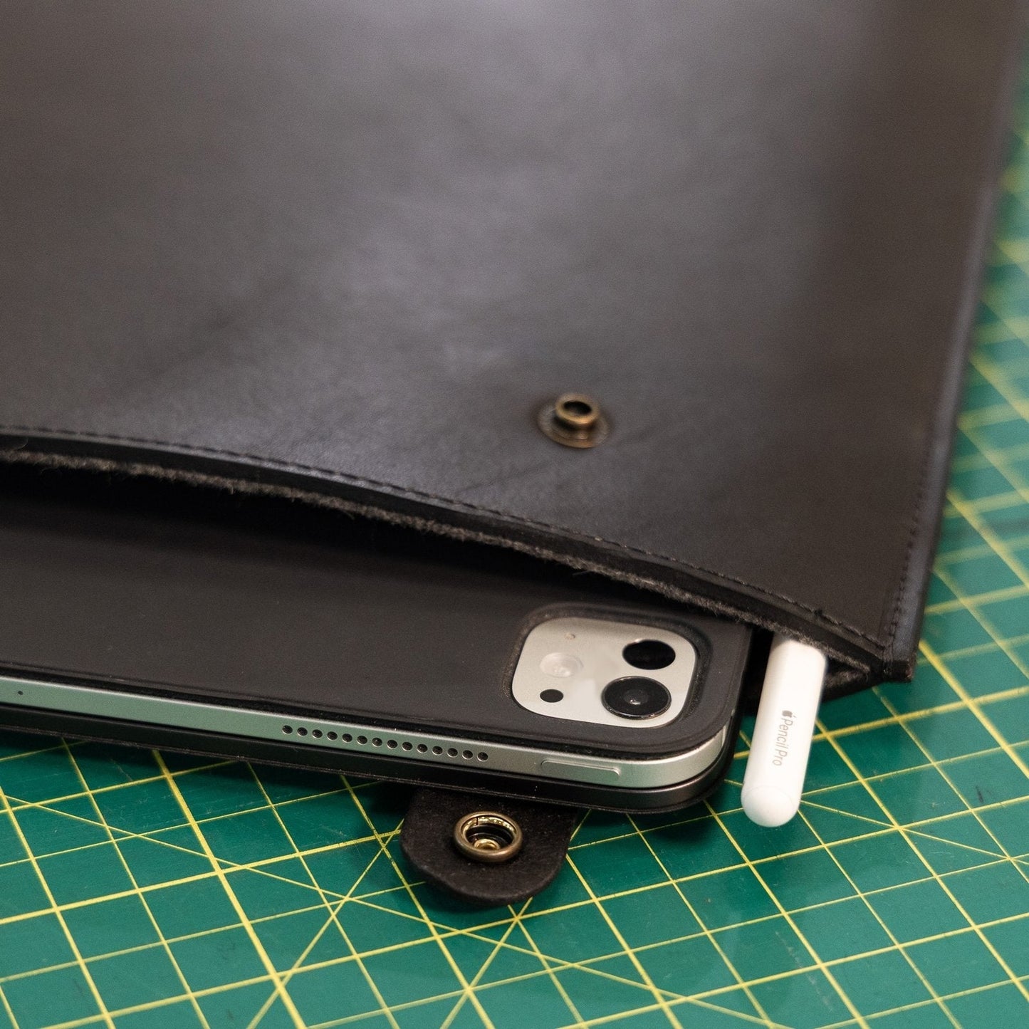 English Bridle Magic Keyboard Leather Sleeve
